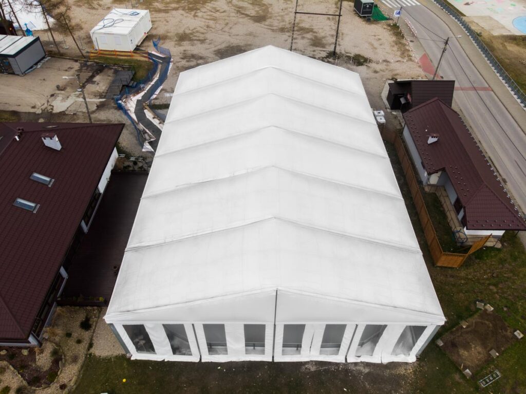 Dach hali namiotowej z lotu ptaka