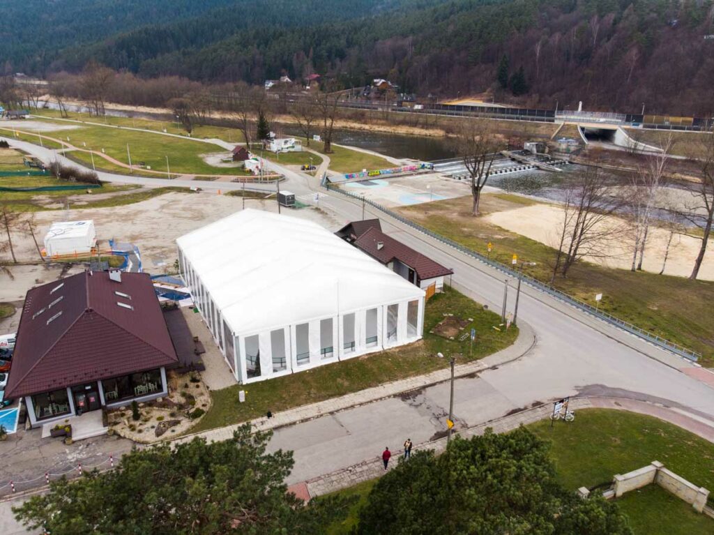Hala eventowa namiotowa w okolicach rzeki