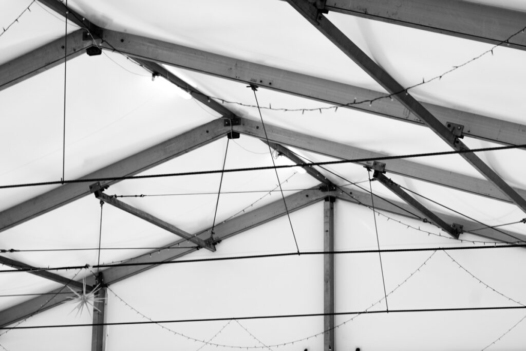 Wewnętrzna kostrukcja stalowa hali namiotowej