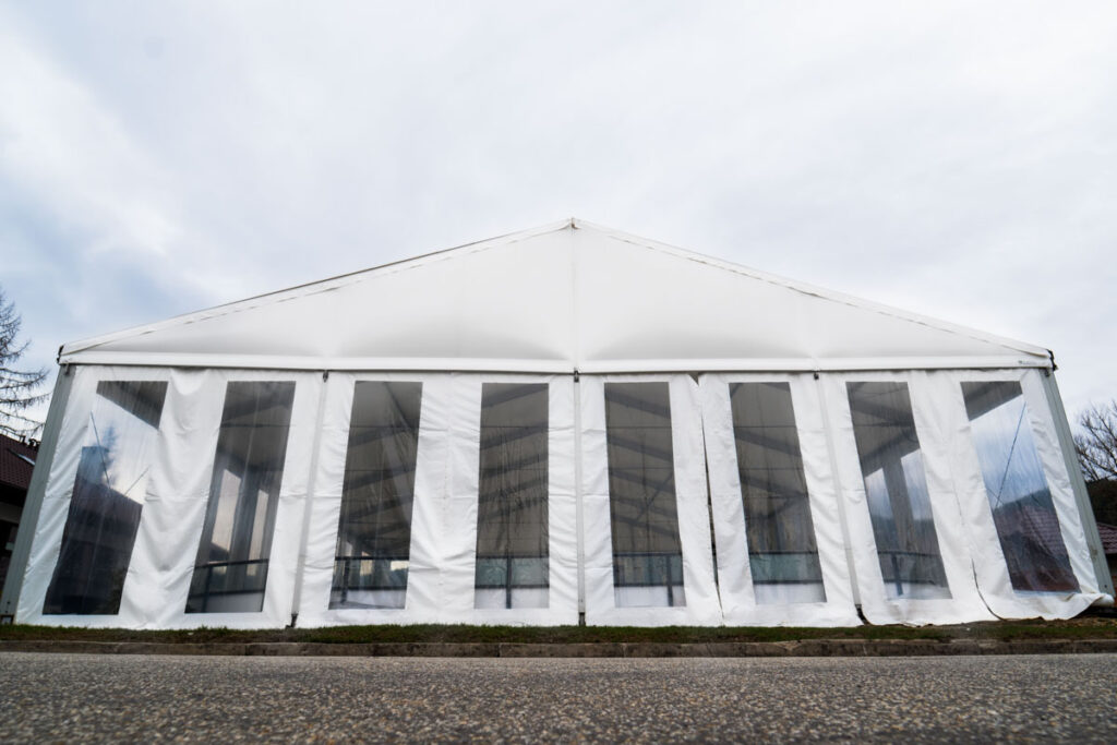 Ściana hali namiotowej z lodowiskiem