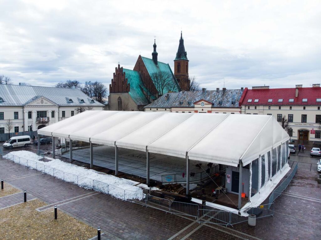 Hala namiotowa z lodowiskiem z lotu ptaka