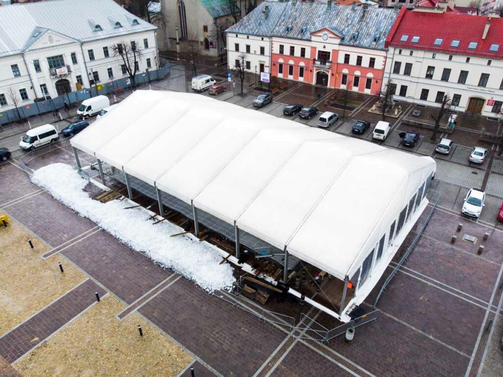 Dach hali namiotowej z lodowiskiem