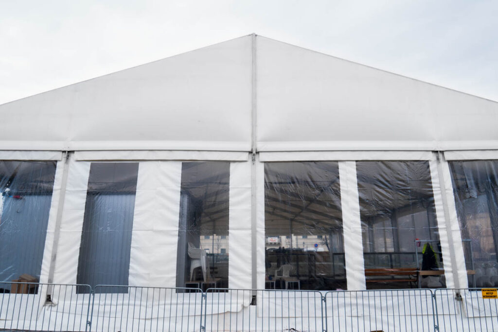Ściana hali namiotowej