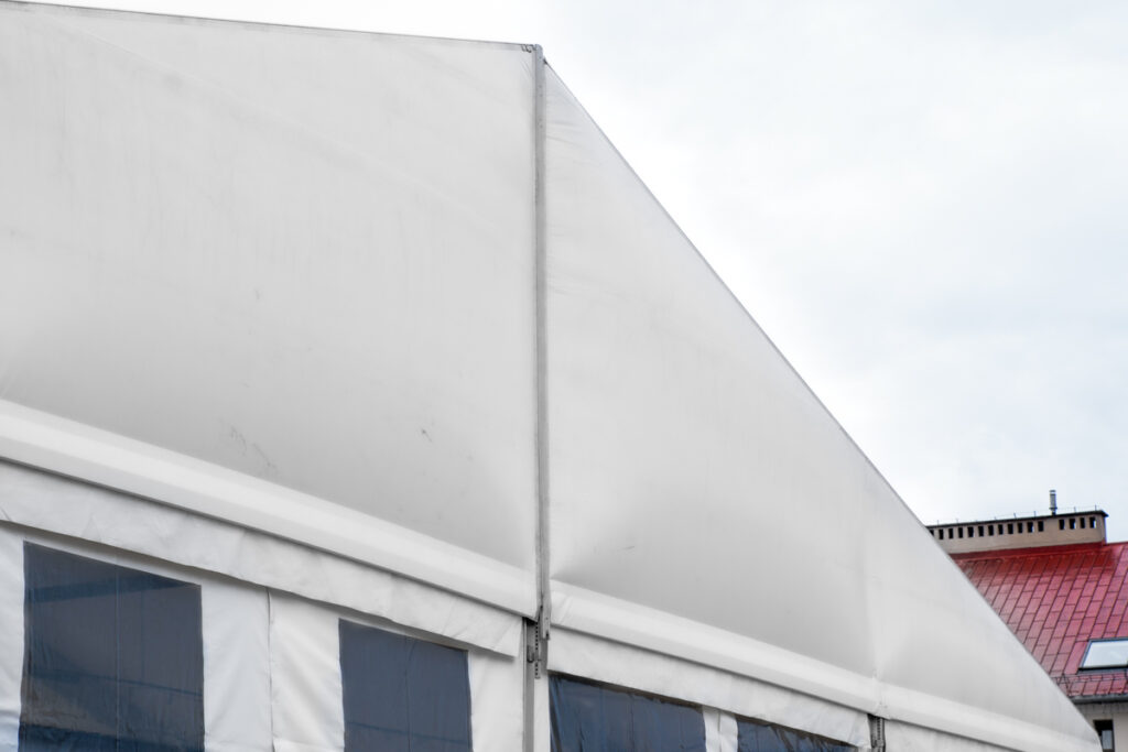 Ściana hali namiotowej