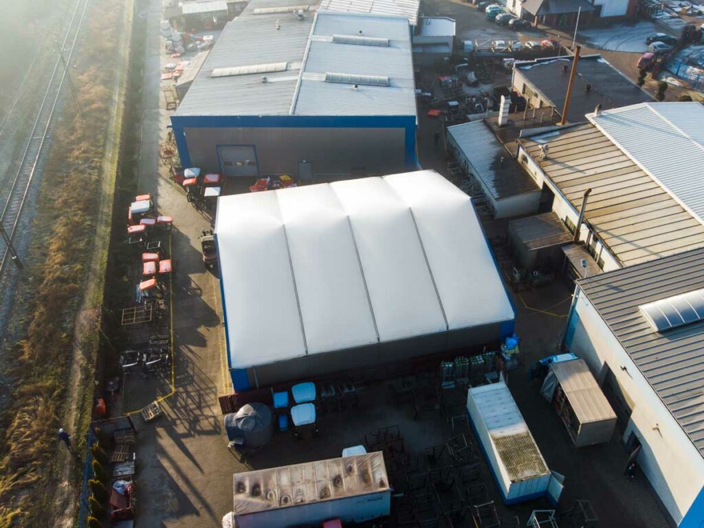 Dach magazynu namiotowego z lotu ptaka