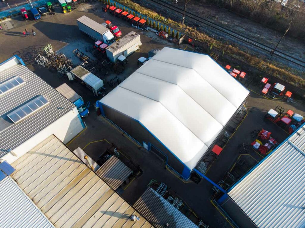 Dach hali namiotowej z lotu ptaka