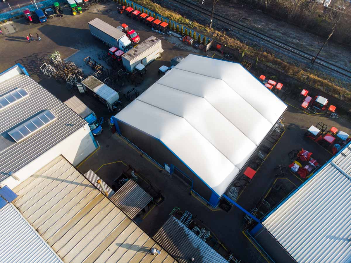 Dach hali namiotowej z lotu ptaka