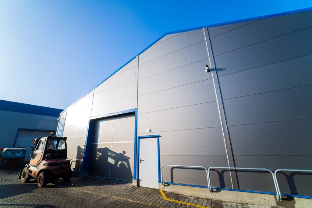 Brama garażowa w hali magazynowej wraz z drzwiami wejściowymi