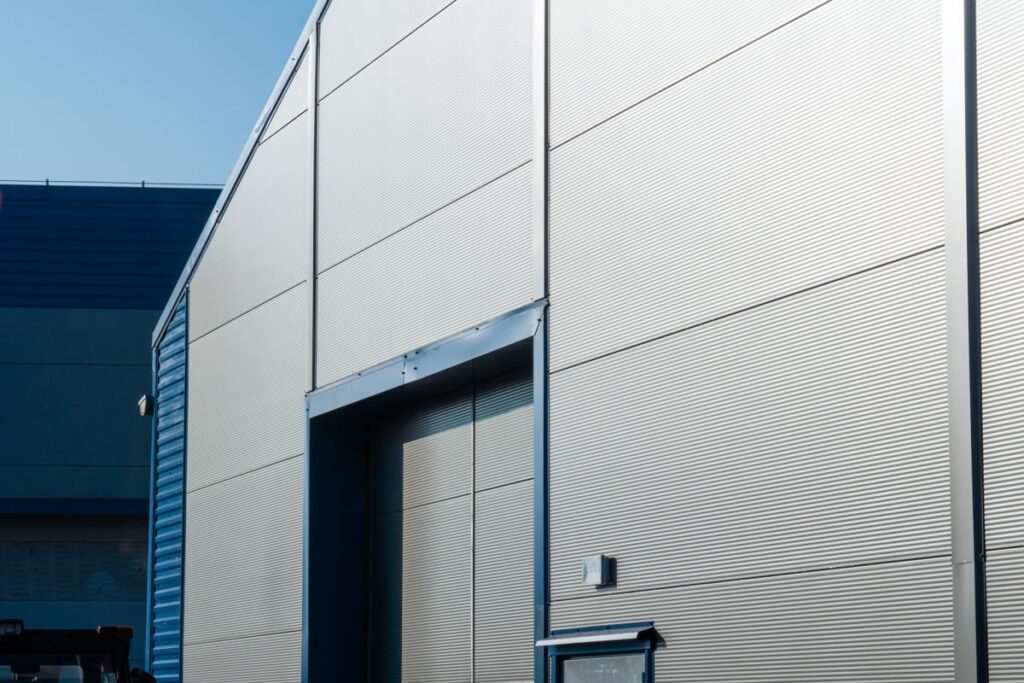 Ściana hali magazynowej