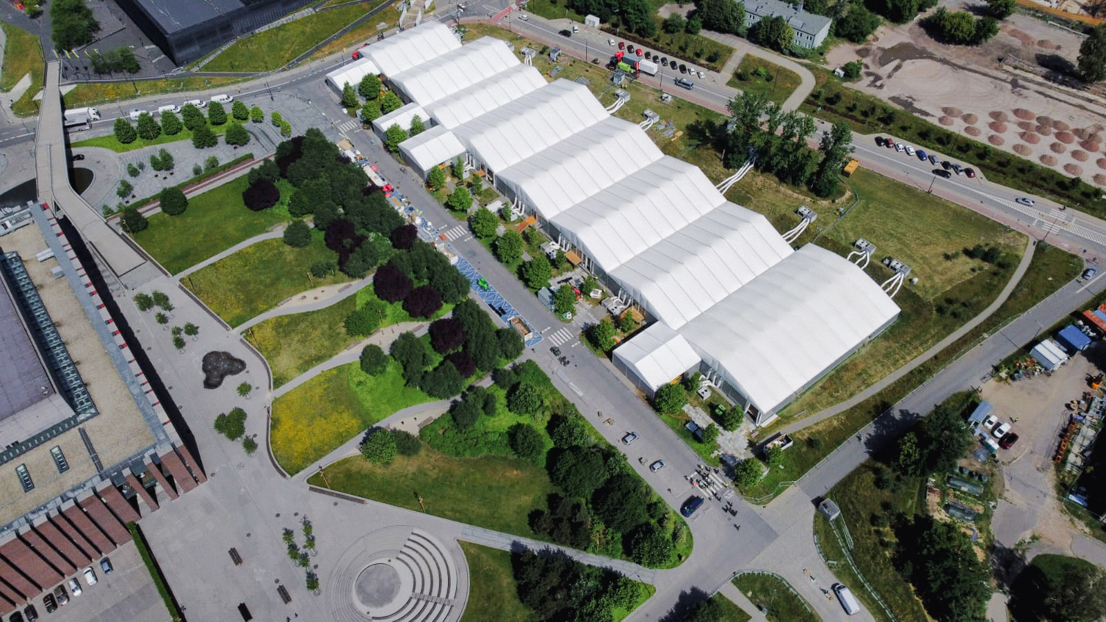 Hale magazynowe dla Światowego Forum Miejskiego z lotu ptaka