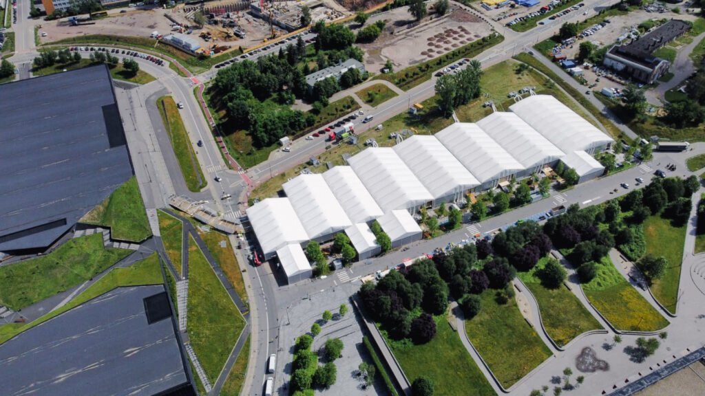 Hale namiotowe na Światowym Forum Miejskim z lotu ptaka