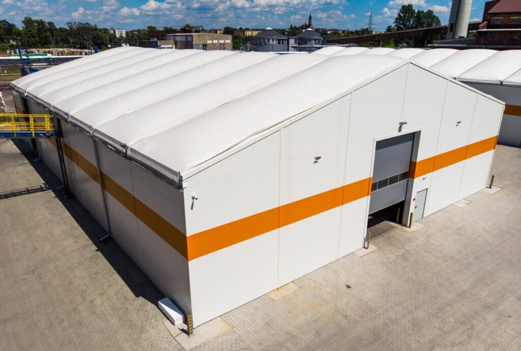 Hala magazynowa biało pomarańczowa dla Neotherm