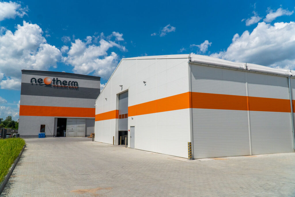 Hala magazynowa biało pomarańczowa dla Neotherm