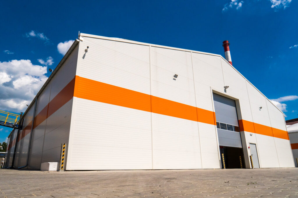 Hala magazynowa biało pomarańczowa dla Neotherm