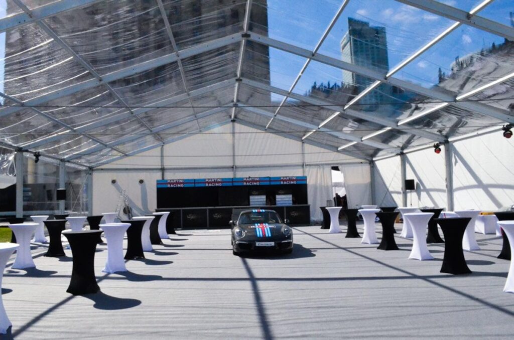 Porsche 911 Carrera S Martini Racing Edition w hali namiotowej eventowej