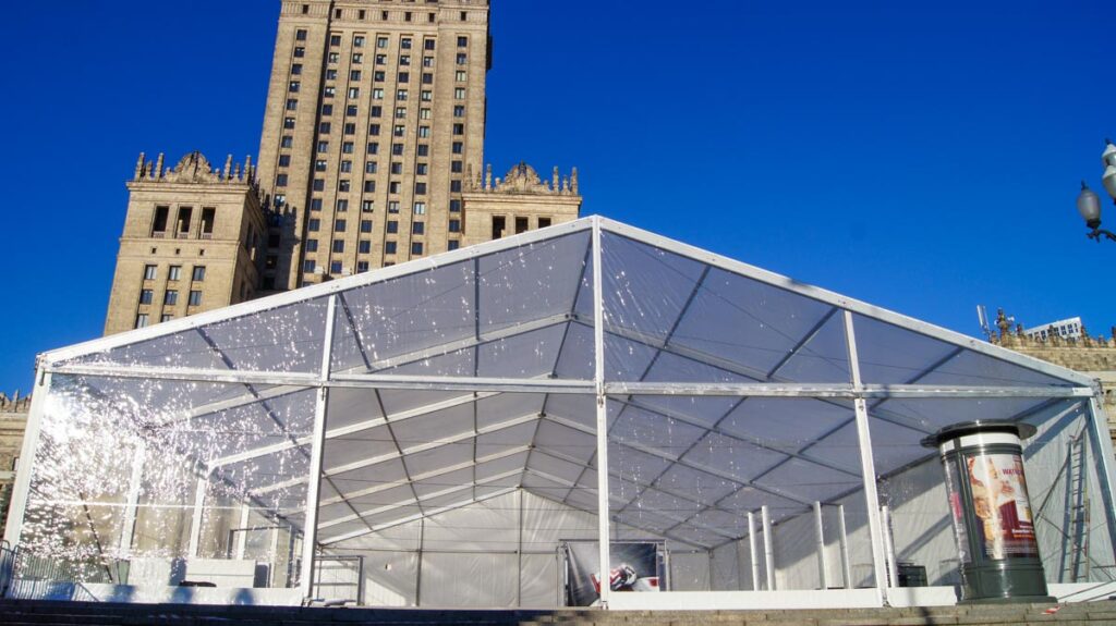 Namiot hali eventowej w centrum Warszawy przed Pałacem Kultury