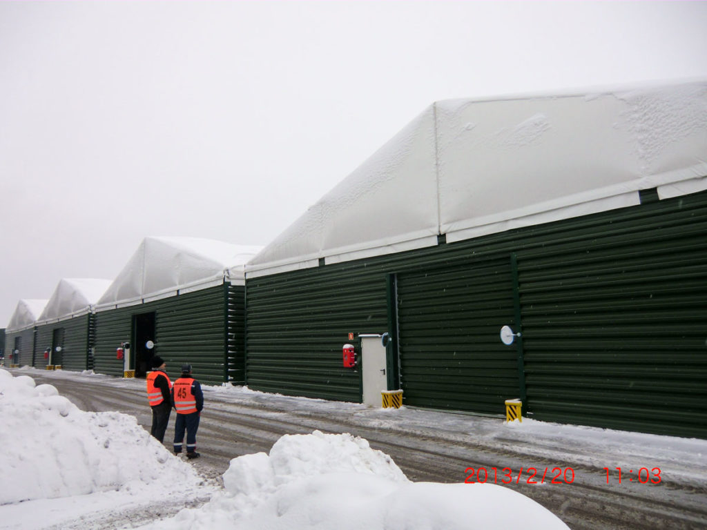 Zielona hala namiotowa zimą