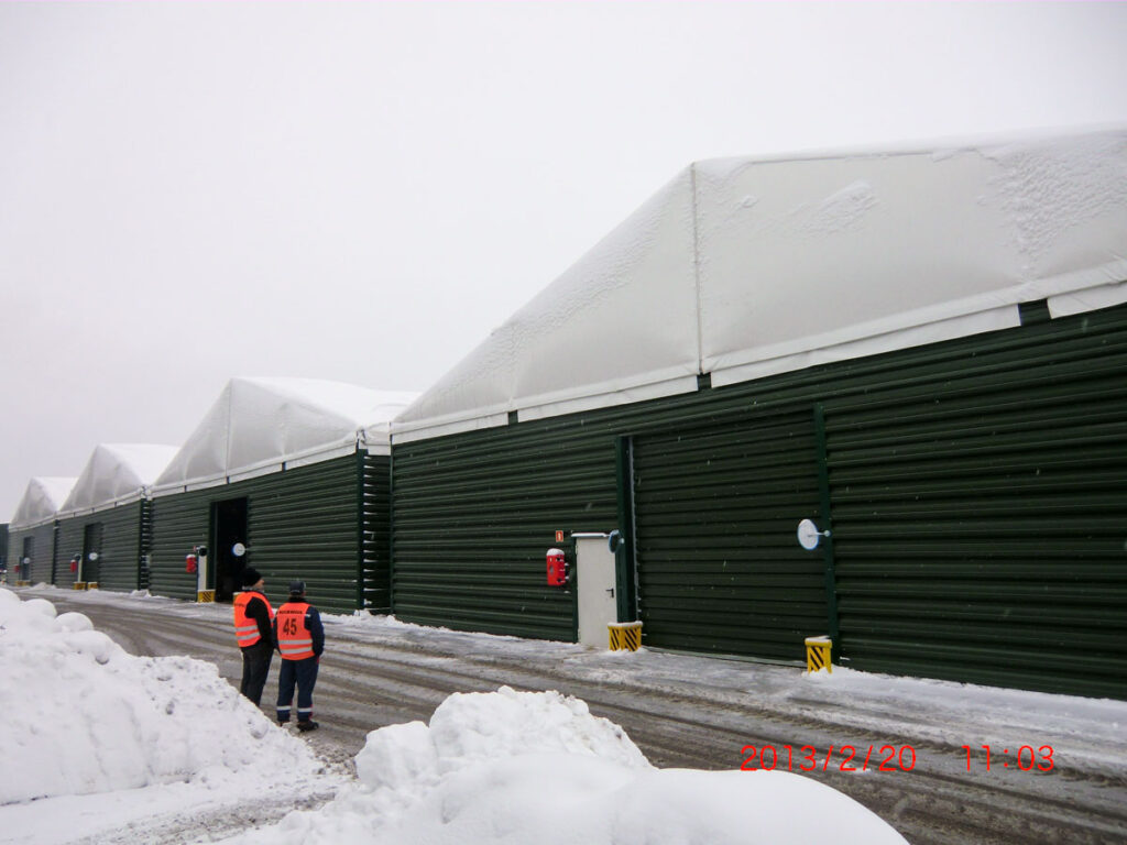 Hale magazynowe zielono białe zimą