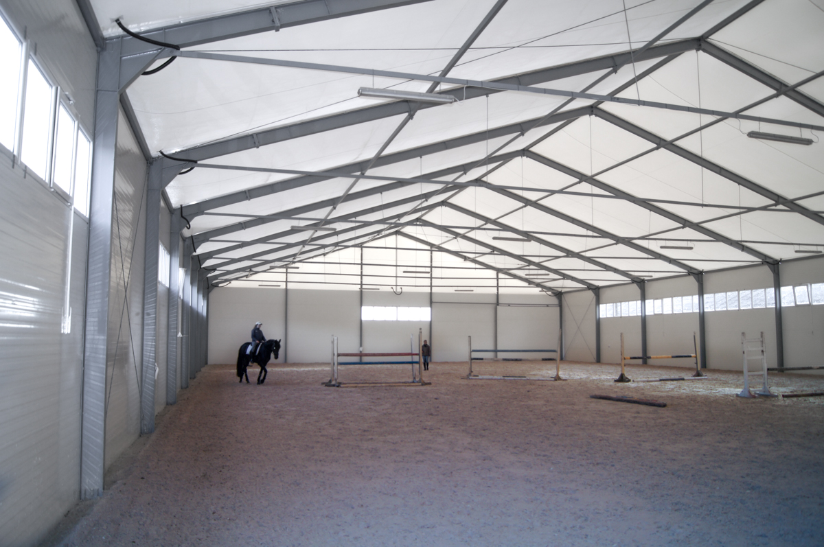 Ujeżdżalnia wewnątrz hali namiotowej